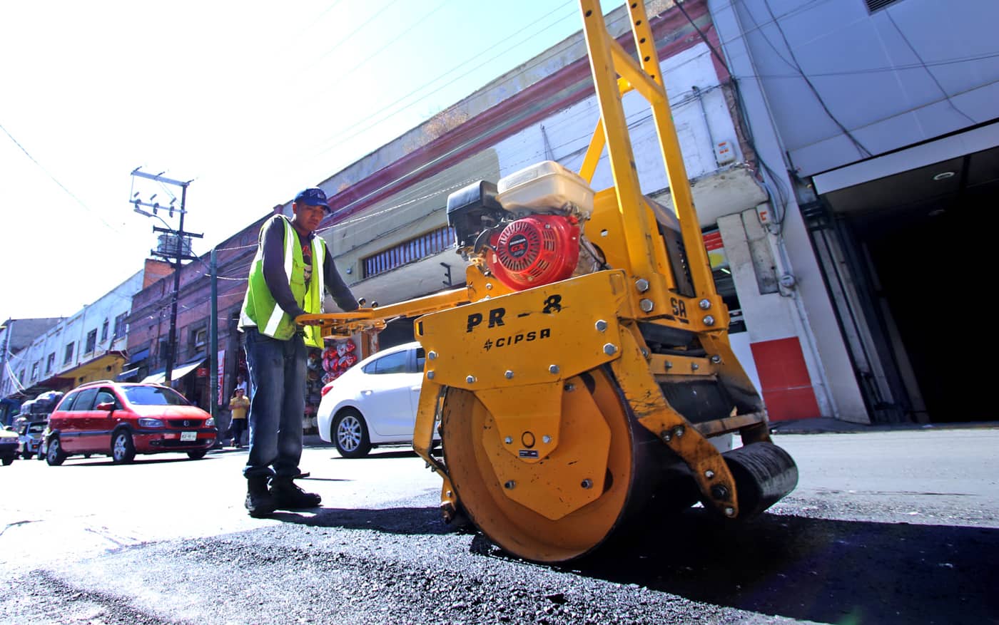 Bacheo permanente continua en calles de Toluca