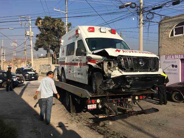 Encuentran ambulancia chocada de la Cruz Roja después de ser robada en Metepec
