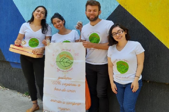 Estudiantes de la UAEMéx distribuyen productos veganos en Toluca