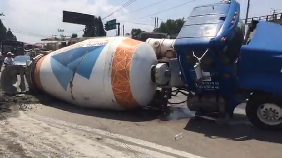 Vuelca revolvedora: tránsito lento en Tollocan