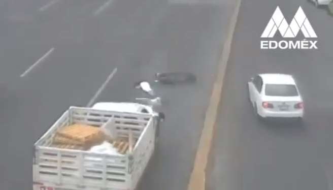 Cámara C5 capta impacto de motocicleta en Paseo Tollocan de Toluca.