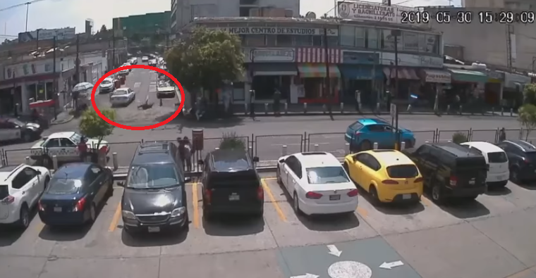 Taxi intenta huir de una infracción y arrolla a policía de transito en Toluca (video)