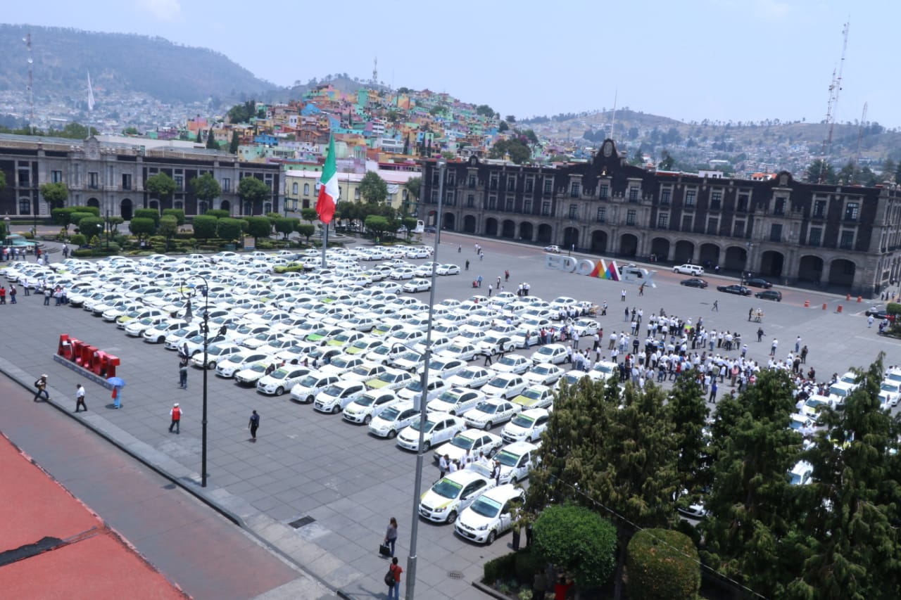 Manifestación de taxistas en explanada de la Plaza de los Mártires de Toluca