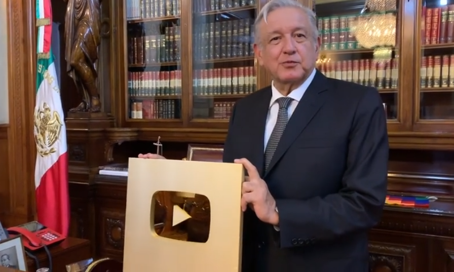 «Ya se me subió», menciono AMLO al recibir el botón de oro de Youtube
