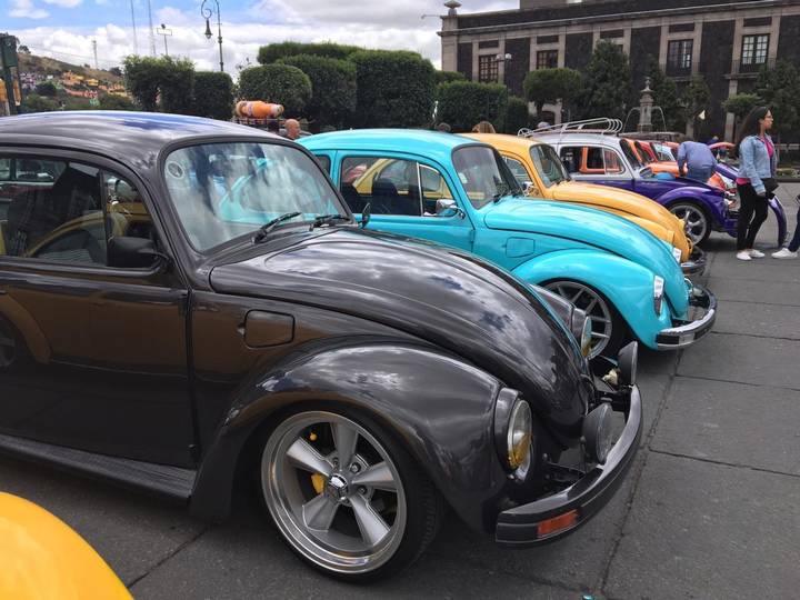 Realizan sexta edición de la caravana de vochos en Toluca