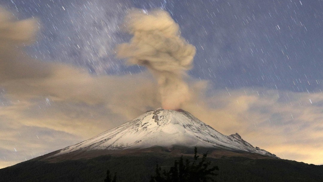 Se registro fuerte explosión en el Popocatépetl con fumarola de 3 mil metros