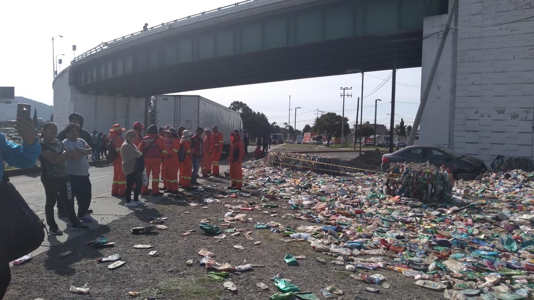 Vuelca tráiler de PET en Toluca