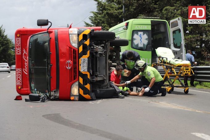 Vuelca camión de Coca Cola en Tollocan