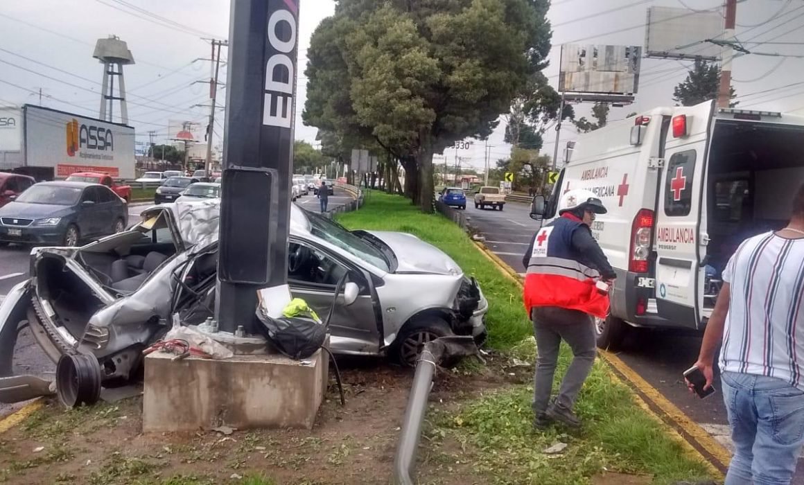 Choca contra poste y muere en Aeropuerto