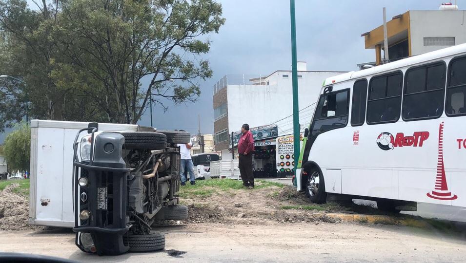 Camión saca a camioneta y vuelca en la Maquinita
