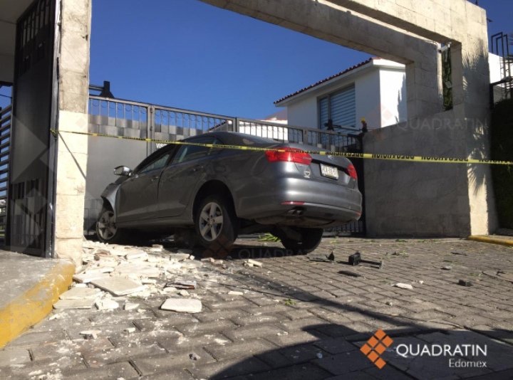 Choca en entrada de residencial y muere mujer en Comonfort.