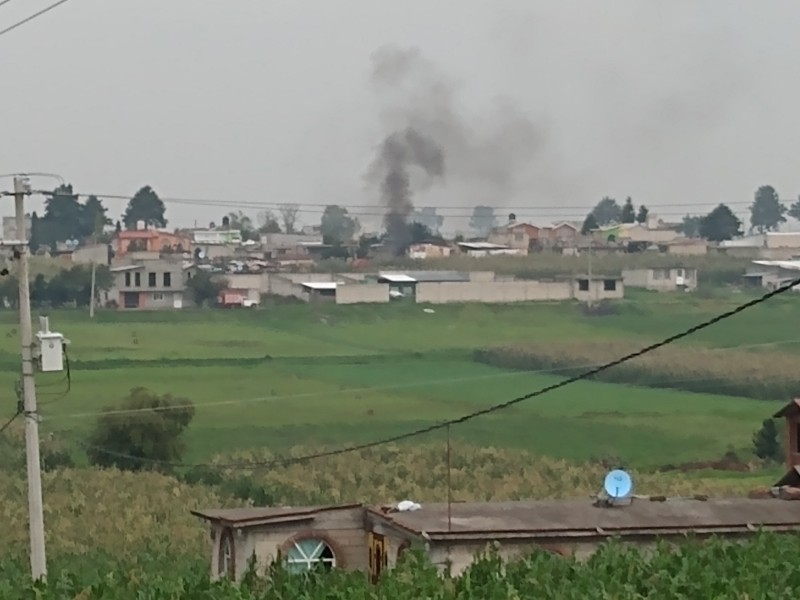 En Tlachaloya queman plástico contaminando el medio ambiente