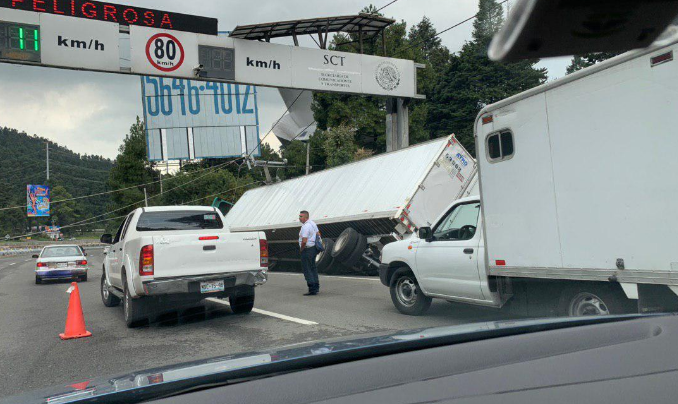 Trailer se voltea en la México-Toluca