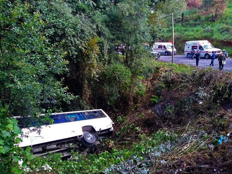 Vuelca camión de trabajadores del tren interurbano México-Toluca en Huitzizilapan