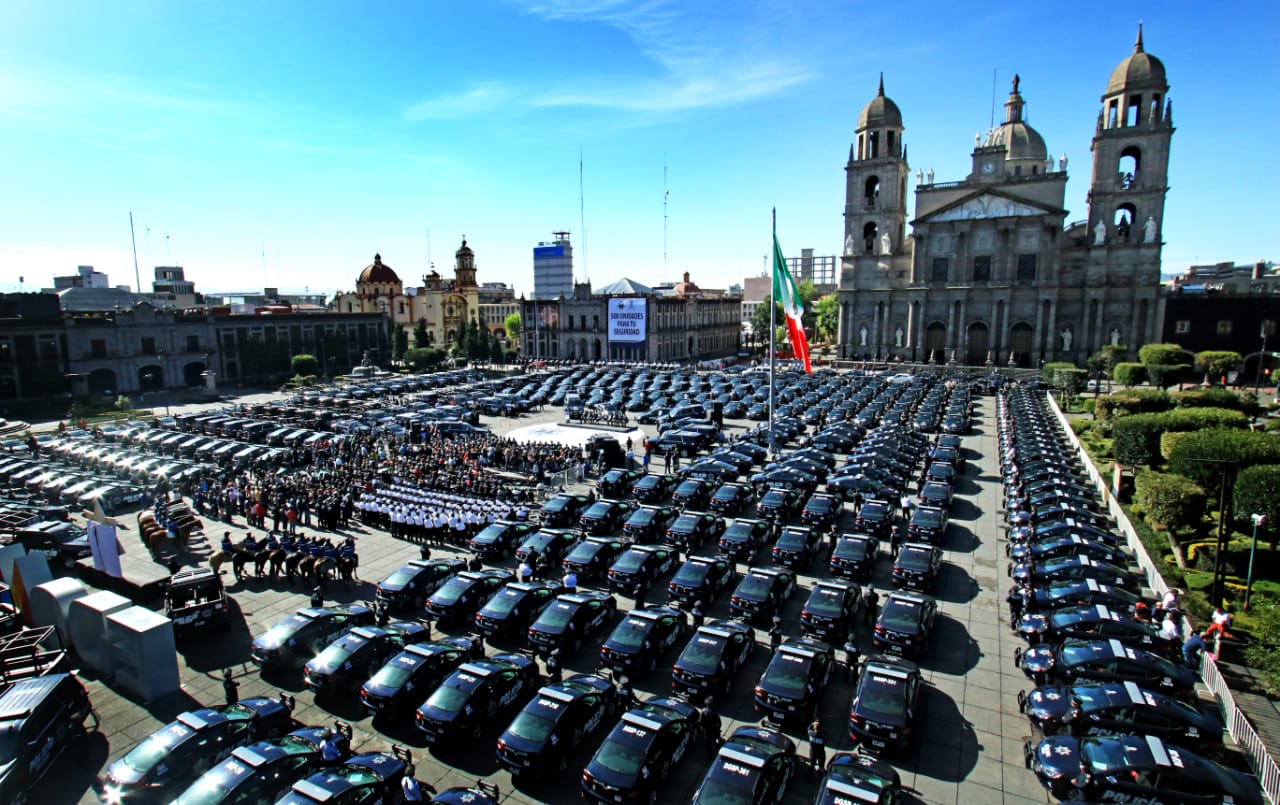 Alcalde de Toluca entrega 500 patrullas nuevas