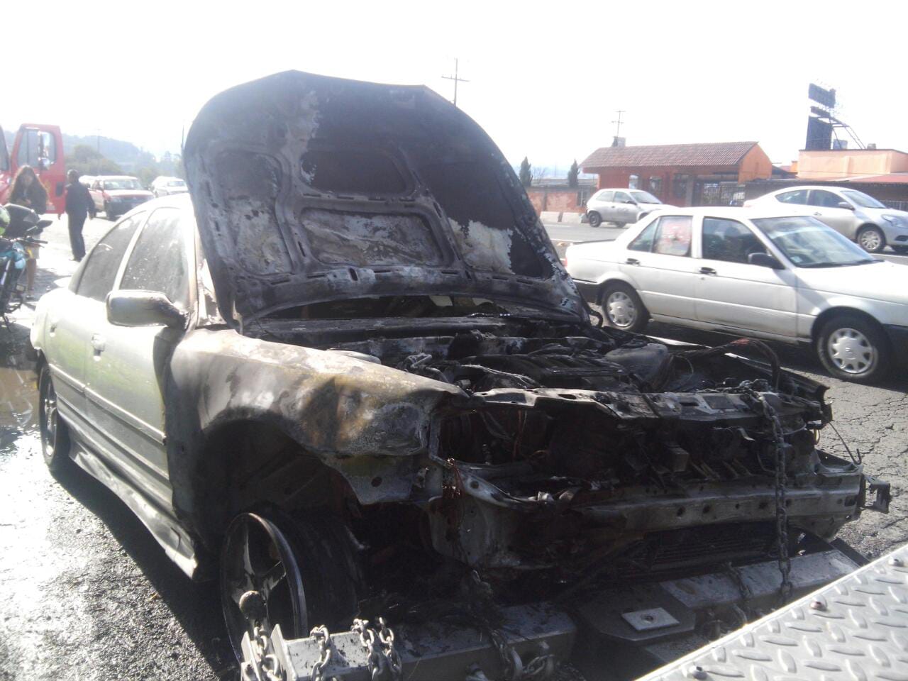 Auto se incendia en la México – Toluca