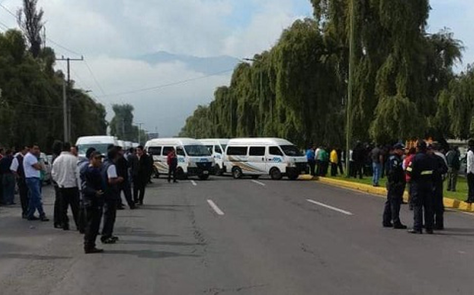 #AlMomento Taxistas bloquean la Toluca-Tenango
