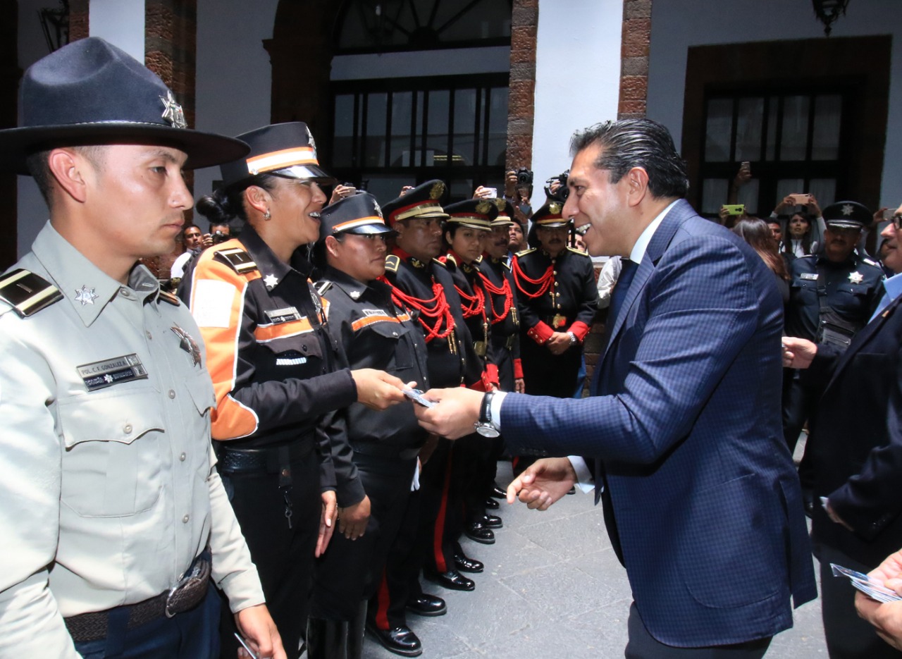 Entregan a policías tarjeta de descuentos “Toluca leal contigo»