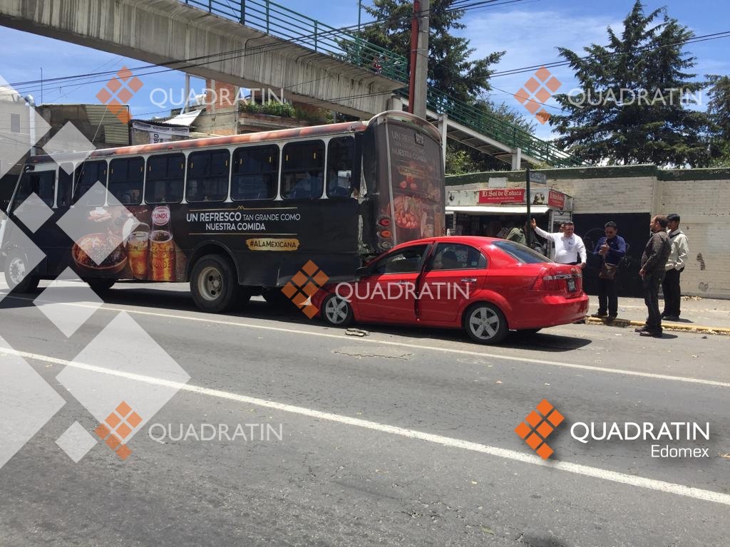 Choca mujer contra camión, en Díaz Mirón