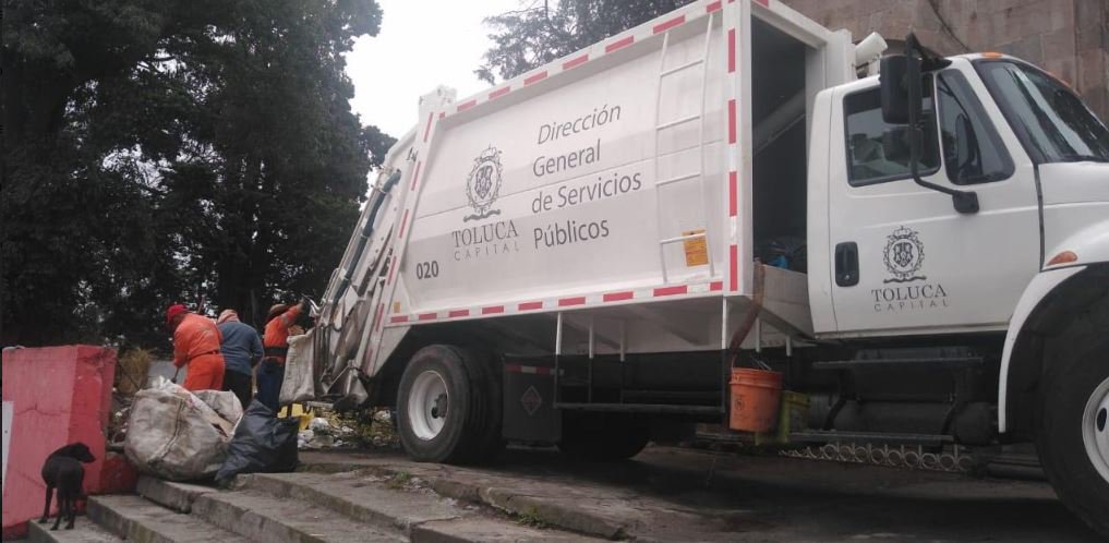 Limpian basura de las calles de Toluca