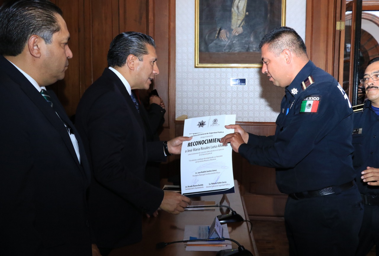Reconocen y entregan estímulos a policías de Toluca por acciones destacadas