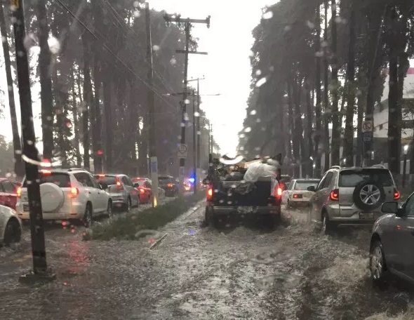 Tormenta acompañada de granizo causa inundaciones en Toluca