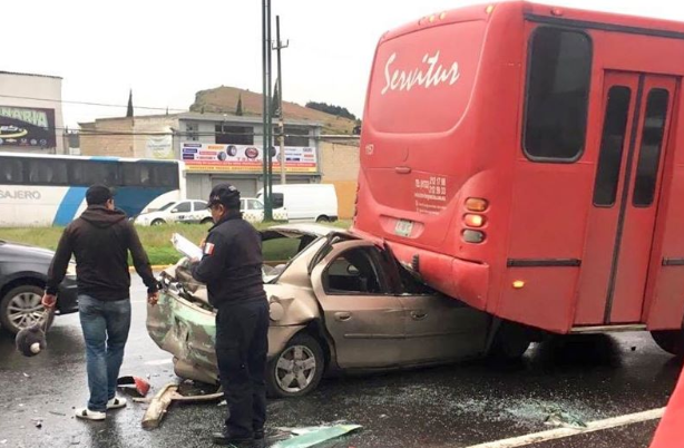 Auto se impacta en autobús en Alfredo del Mazo