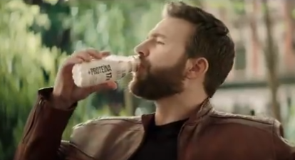 Chris Evans vende leche en México