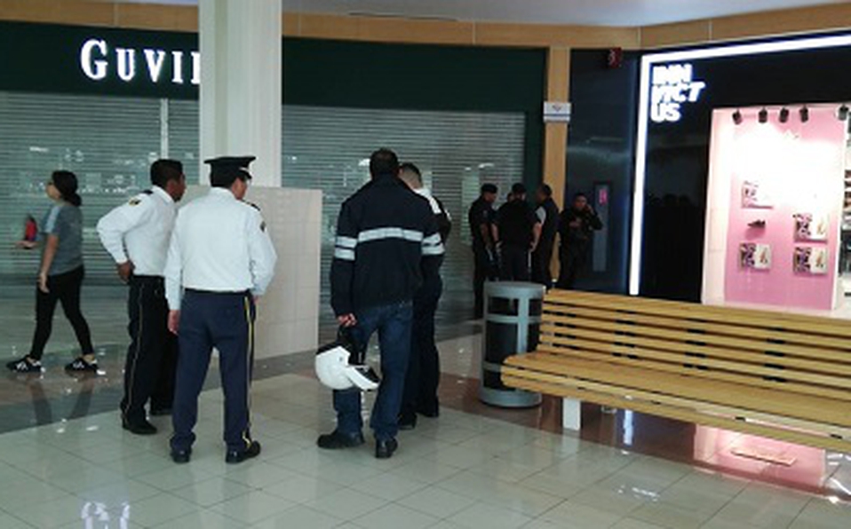 Grupo armado asalta joyería de Galerías Metepec