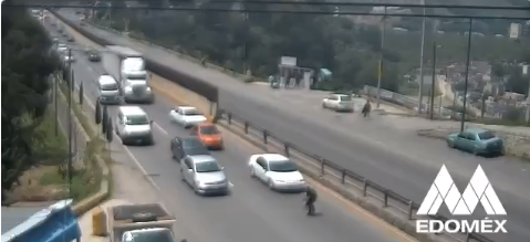 Intentaba salvar un perro de la carretera cuando un tráiler hizo chuza en EdoMéx