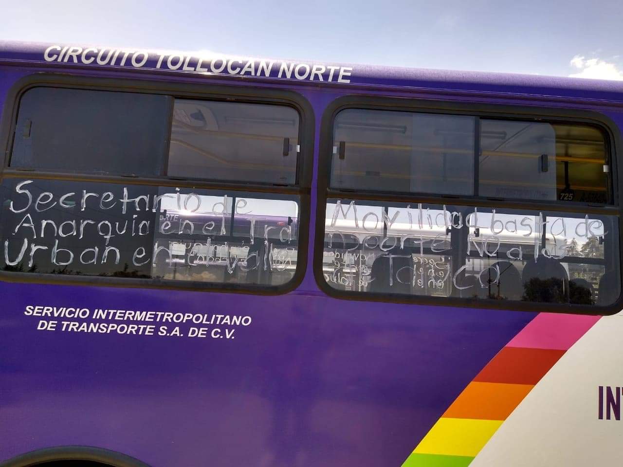 Manifestación de transporte público contra vagonetas irregulares en Toluca