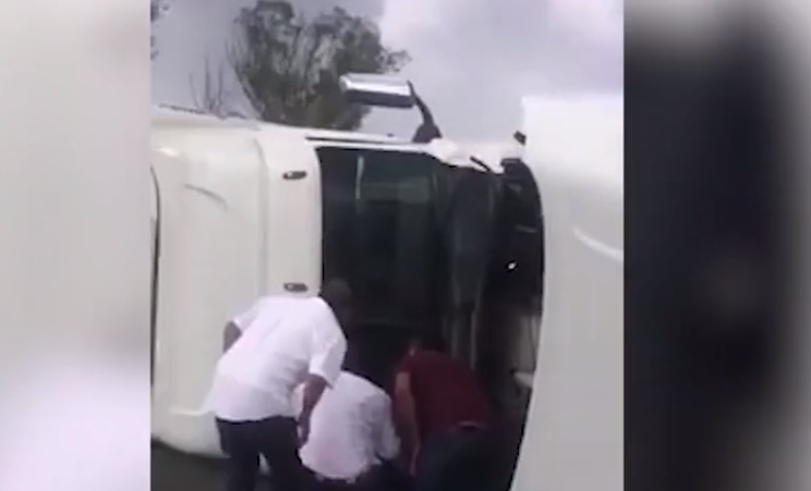 ciudadanos rescatan a chofer de tráiler