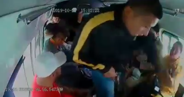 (Video) En menos de un minuto asaltan combi en EdoMéx