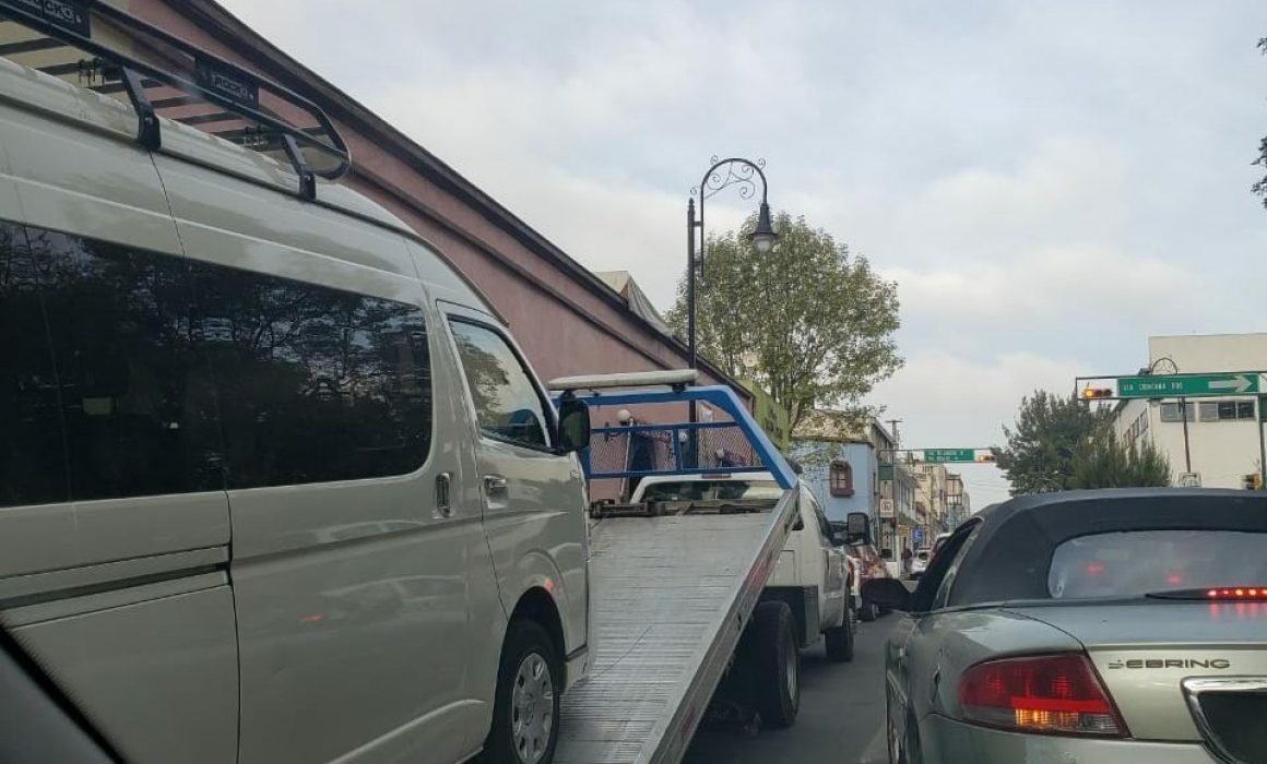 Arrancan operativos para quitar automóviles estacionados en lugares prohibidos de Toluca