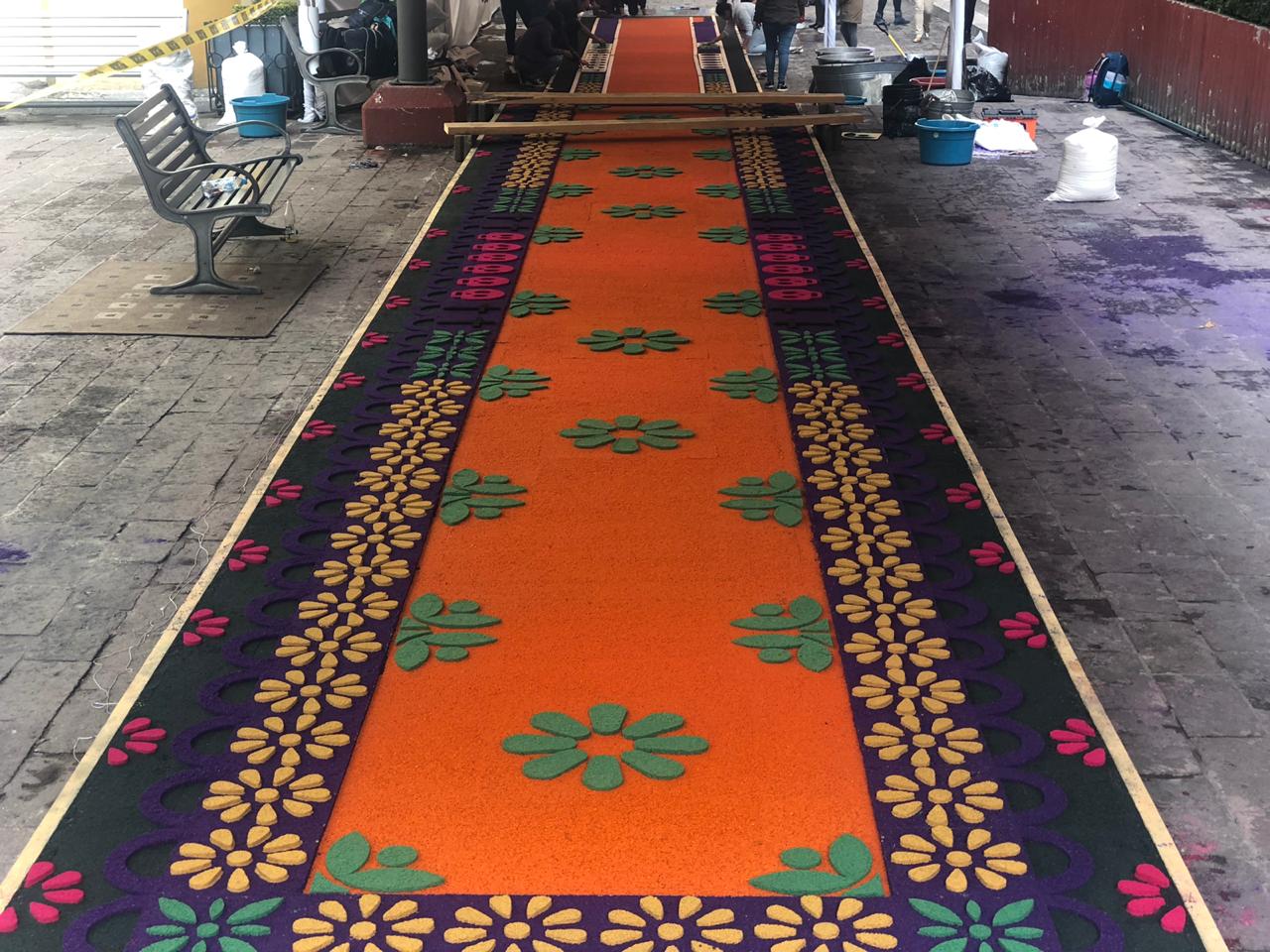 Tapete monumental alusivo a Feria del Alfeñique