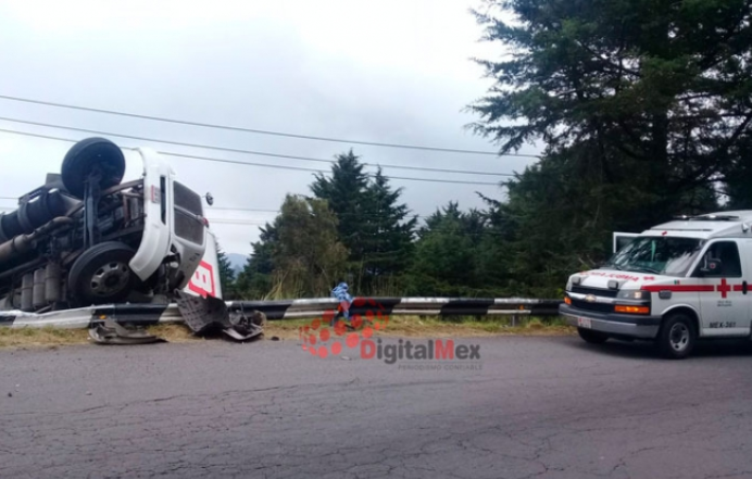 Vuelca tráiler en el Trébol de La Marquesa