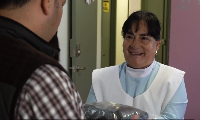 Voluntaria de ISEM entrega pelucas para personas con cáncer a cambio de un sonrisa en EdoMéx