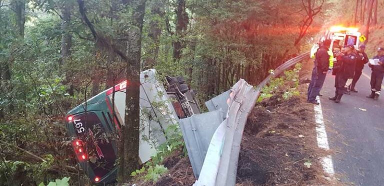 Vuelca autobús en Lagunas de Zempoala se dirigía a Toluca