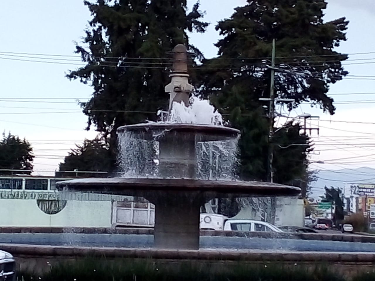 Después de nueve años de espera, la fuente ubicada en Calzada al Pacífico y Paseo Colón, a la entrada a Capultitlán, fue rehabilitada por personal de la Dirección General de Servicios Públicos.