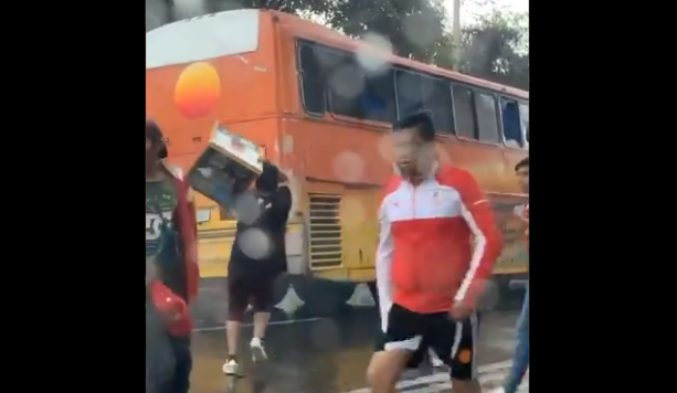 (Video) Afición del Toluca FC atacó un camión de la porra de Chivas