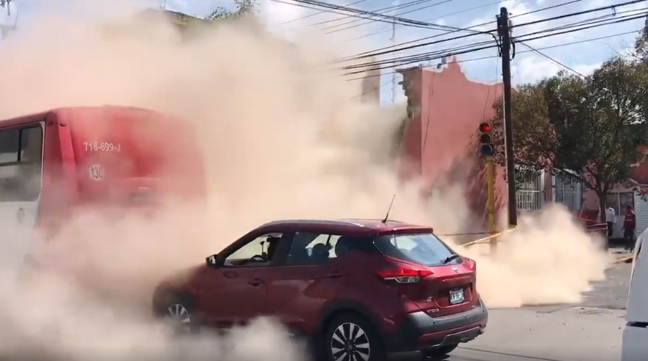 Se derrumba fachada de casa impactada por autobús