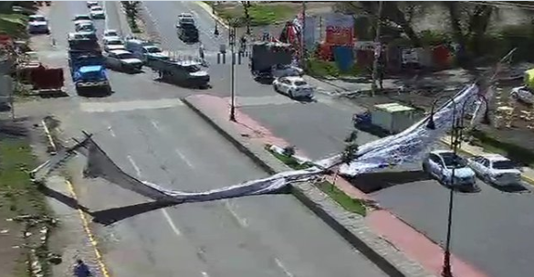 Cae espectacular en Avenida Las Torres
