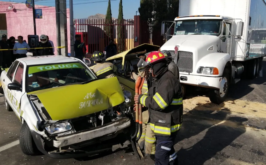 tráiler impacta autos en Alfredo del Mazo