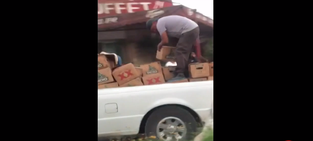(Video) Realizan rapiña de cerveza tras accidente en la Toluca-Palmillas