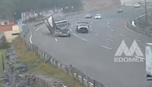 (Video) Tráiler vuelca en la México-Toluca a la altura de Amomolulco