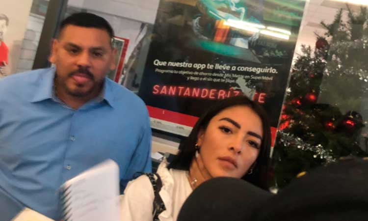 Pareja de ladrones roba tarjeta