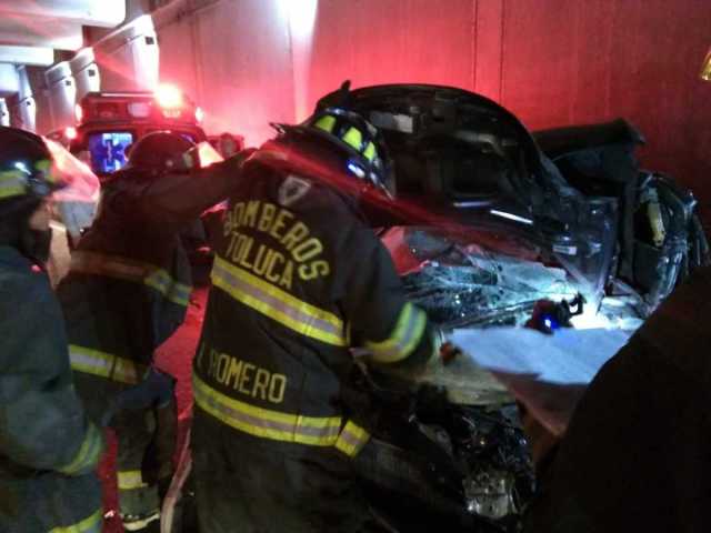 Fuerte accidente se suscita cerca de las Torres Bicentenario en Toluca