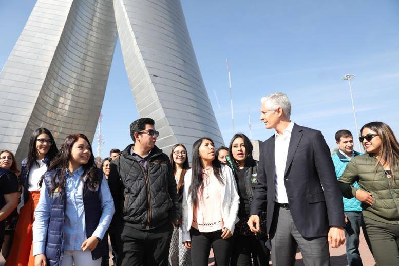 Alfredo del Mazo destaca las becas entregadas a jóvenes estudiantes