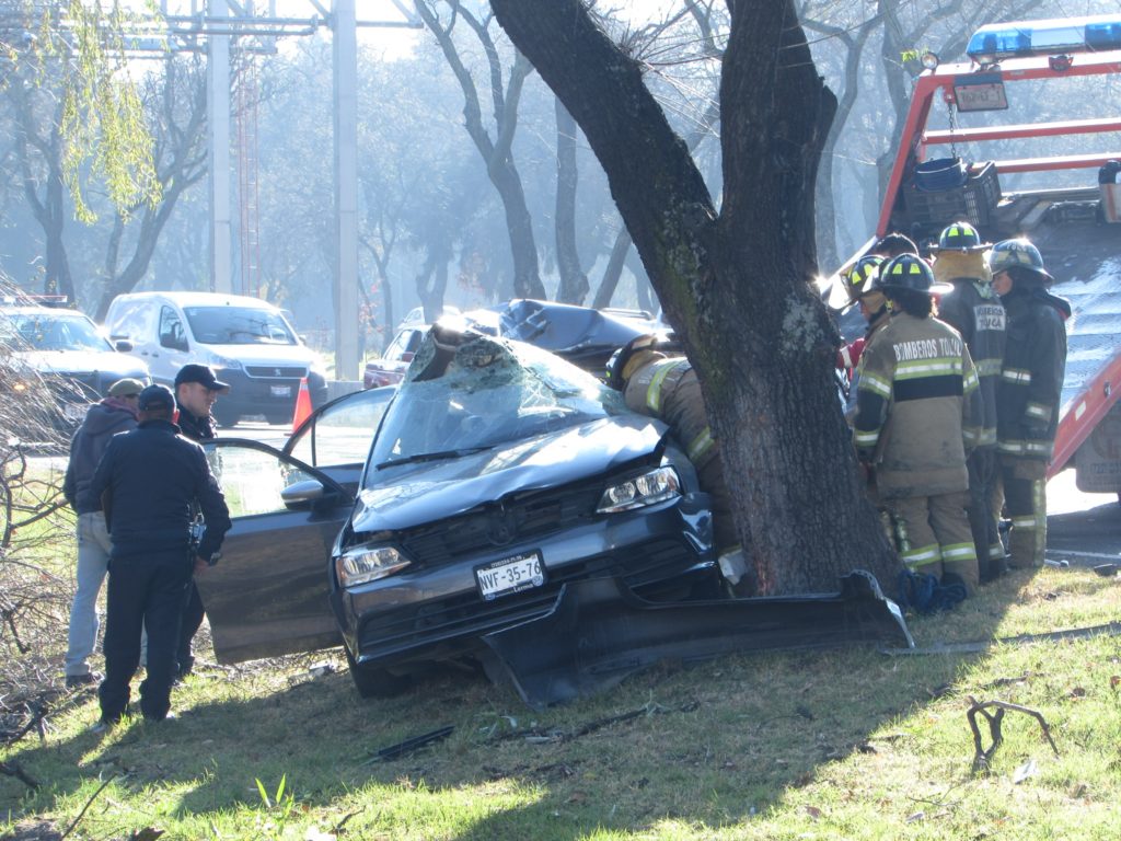 muere hombre tras chocar con arbol