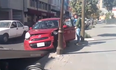 Auto impacta luminaria en el centro de Toluca